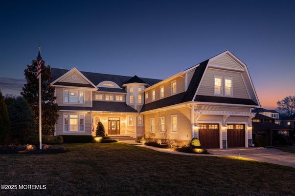 Attached, Exterior, Facade, Queen Anne Victorian