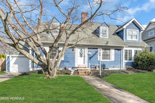 Attached, Exterior, Facade, Cape Cod