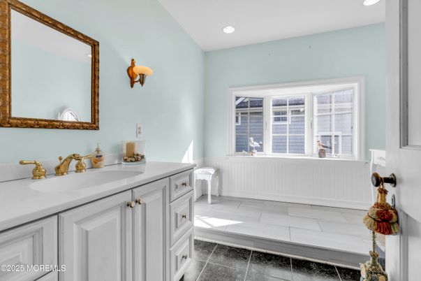 Bathroom, Interior, Recessed Lighting