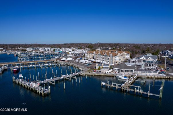 Exterior, Lake