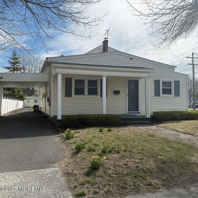 Exterior, Facade, Ranch