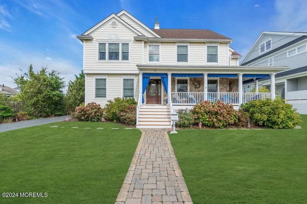 Exterior, Facade, Queen Anne Victorian