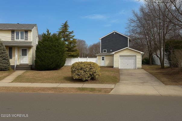 Attached, Exterior, Facade, Split Level