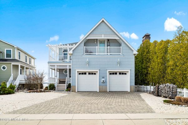 Attached, Exterior, Facade, Farmhouse