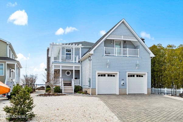 Attached, Exterior, Facade, Farmhouse