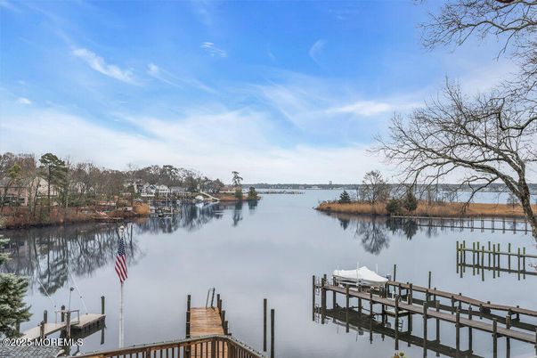 Exterior, Lake
