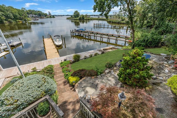 Exterior, Lake
