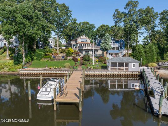 Exterior, Lake