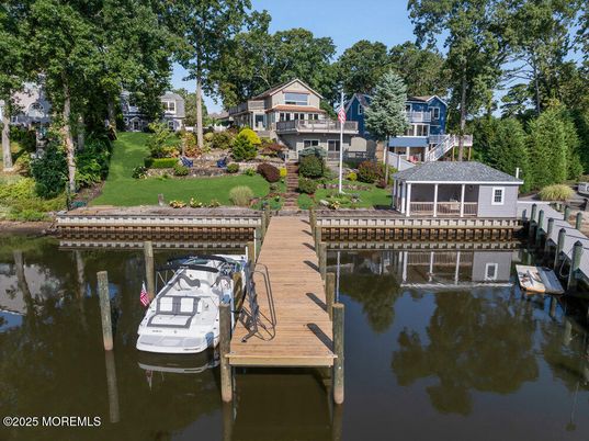 Exterior, Lake