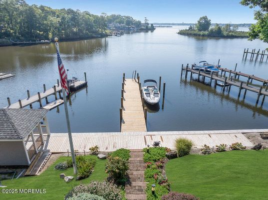 Exterior, Lake