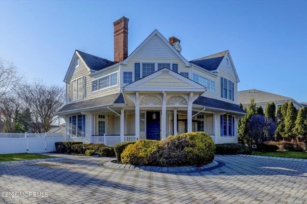 Exterior, Facade, Queen Anne Victorian
