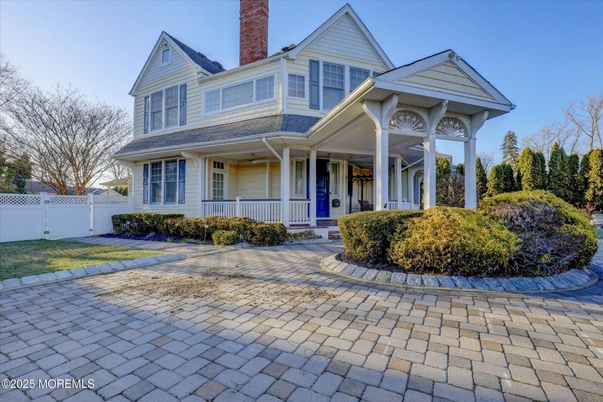 Exterior, Facade, Queen Anne Victorian