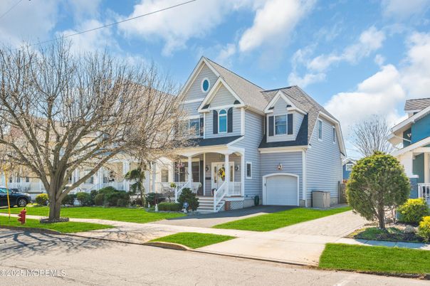 Attached, Exterior, Facade, Queen Anne Victorian