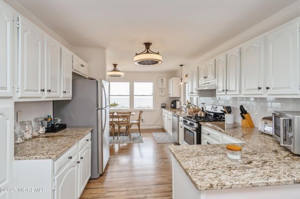Dining room, Interior, Kitchen, Pendant Lights, Stainless Steel Appliances, Wood Texture Flooring
