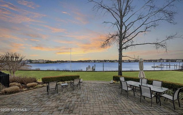 Exterior, Lake
