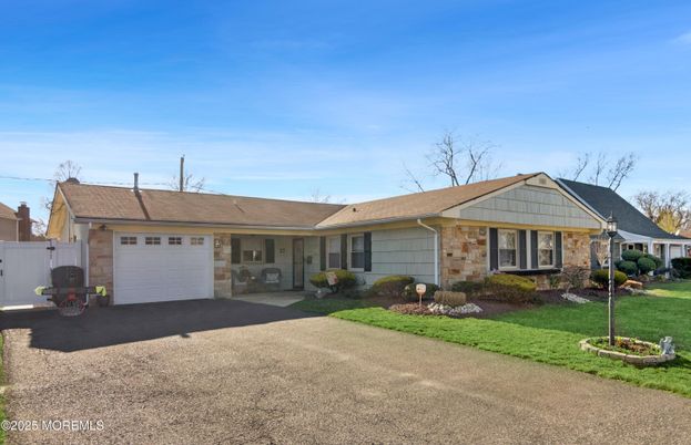 Attached, Exterior, Facade, Ranch