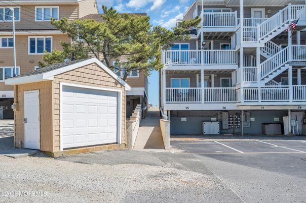 Detached Garage, Exterior