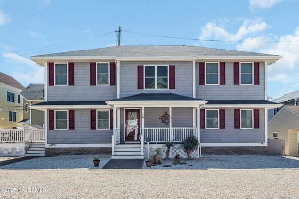 Exterior, Facade, Split Level