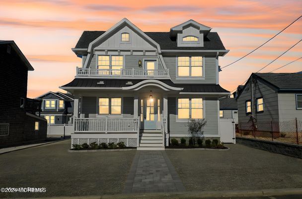 Exterior, Facade, Queen Anne Victorian