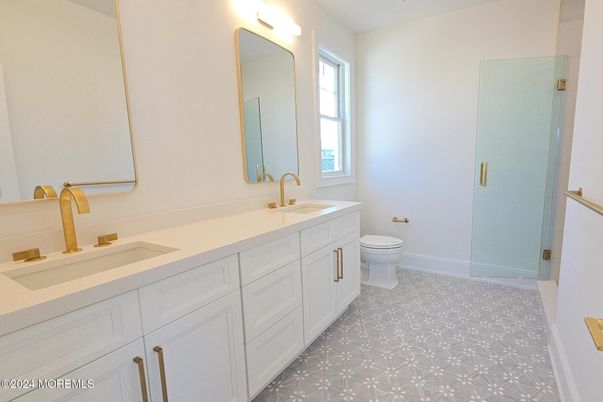 Bathroom, Dual Sink Vanities, Interior
