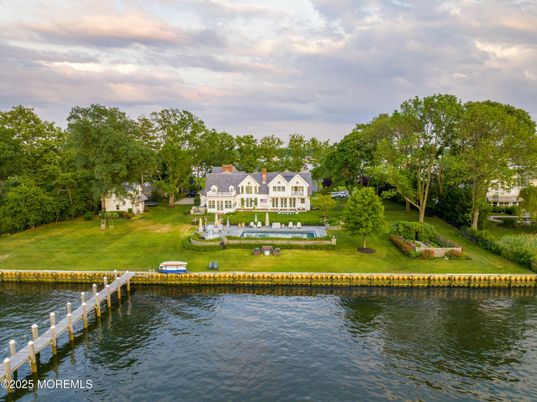 Exterior, Lake