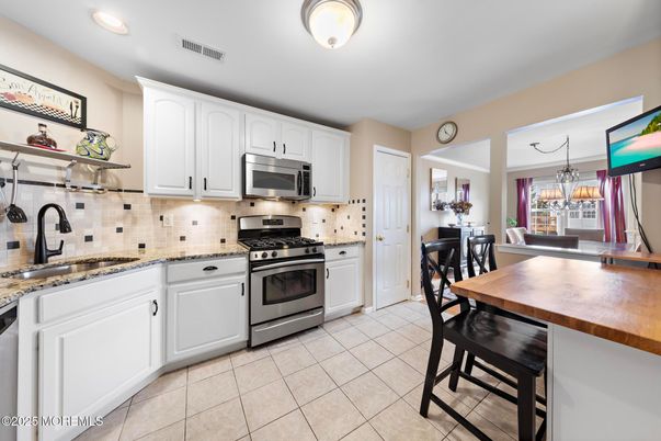 Chandelier, Dining room, Interior, Kitchen, Recessed Lighting, Stainless Steel Appliances