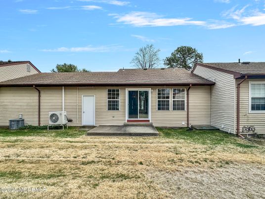 Backyard, Exterior, Facade, Ranch