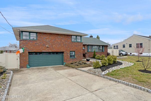 Attached, Exterior, Facade, Brick Facade, Split Level