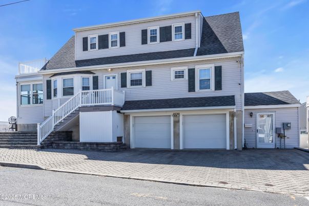 Attached, Exterior, Facade, Cape Cod