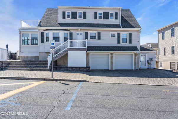 Attached, Exterior, Facade, Cape Cod