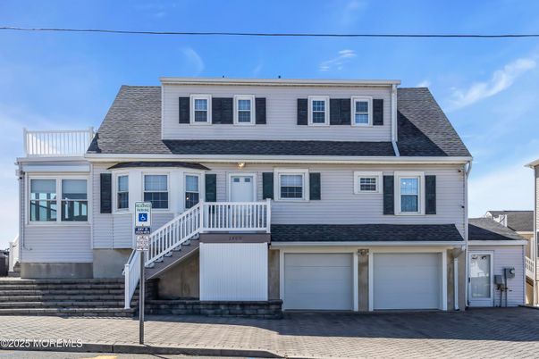 Attached, Exterior, Facade, Rowhouse