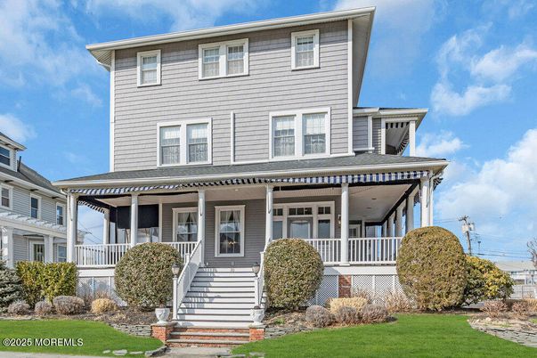 Exterior, Facade, American Foursquare