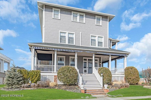 Exterior, Facade, American Foursquare