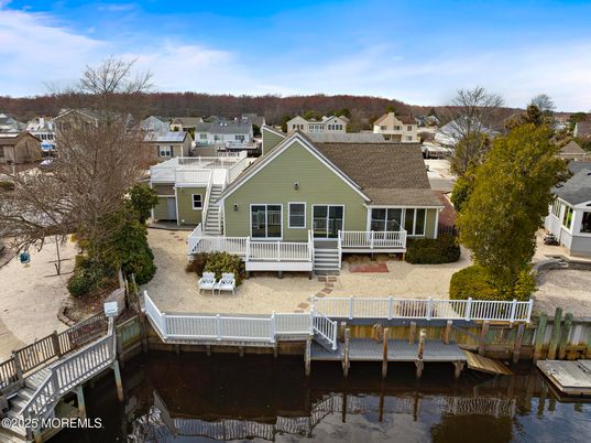 Exterior, Lake