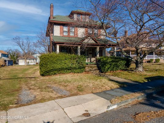 Exterior, Facade, American Foursquare
