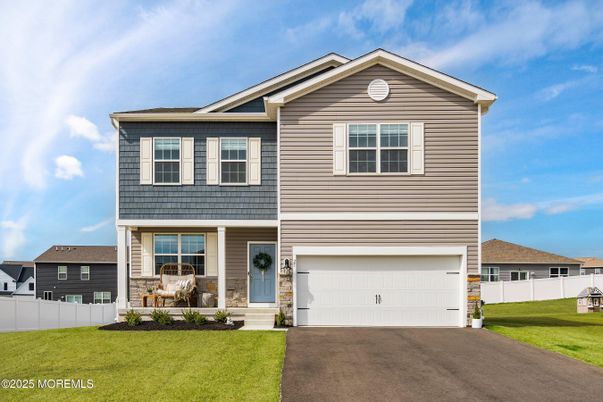 Attached, Exterior, Facade, Split Level