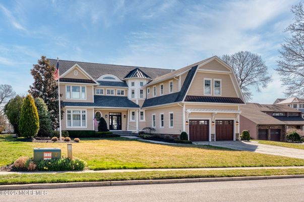 Attached, Exterior, Facade, Queen Anne Victorian