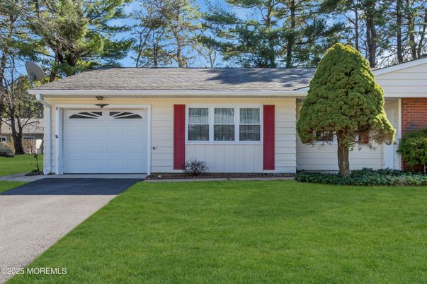 Attached, Exterior, Facade, Ranch