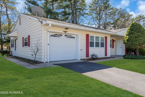 Attached, Exterior, Facade, Ranch