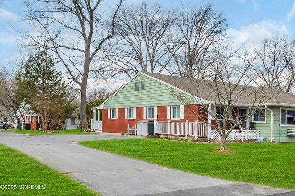 Exterior, Facade, Brick Facade, Ranch