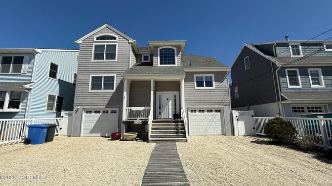 Attached, Exterior, Facade, Rowhouse