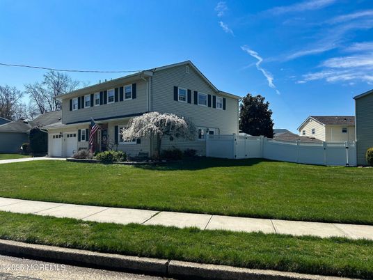 Attached, Exterior, Facade, Farmhouse