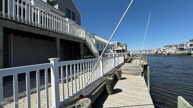 Exterior, Lake