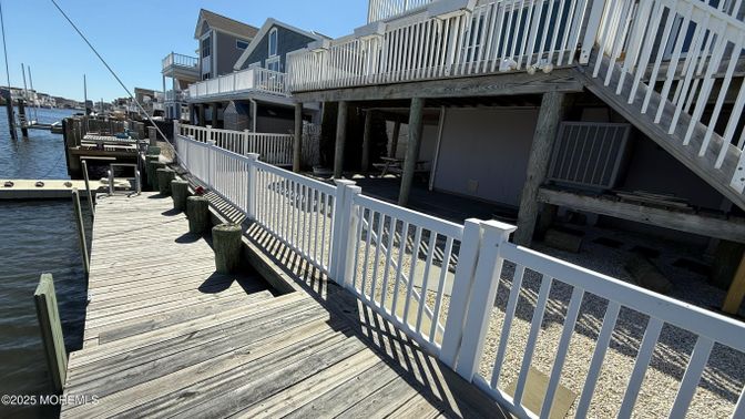 Exterior, Lake