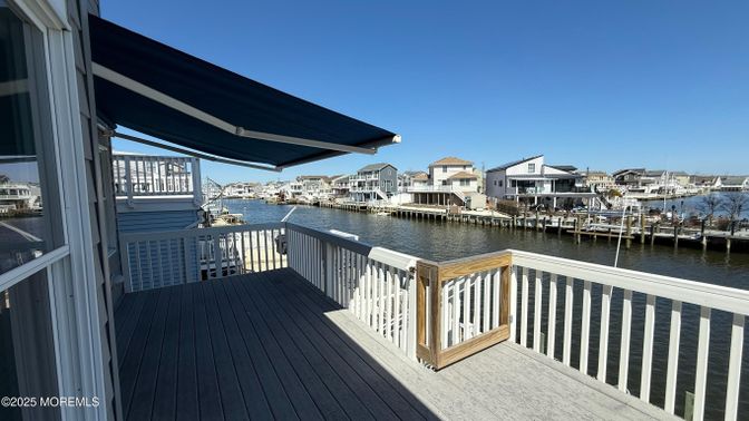 Exterior, Lake