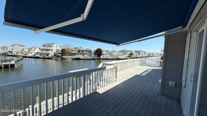 Exterior, Lake
