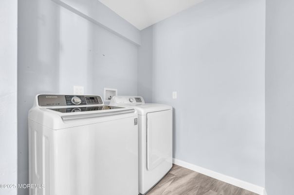 Interior, Washer, Wood Texture Flooring