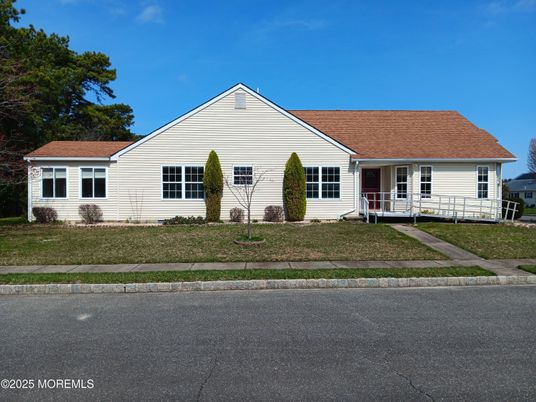 Exterior, Facade, Ranch