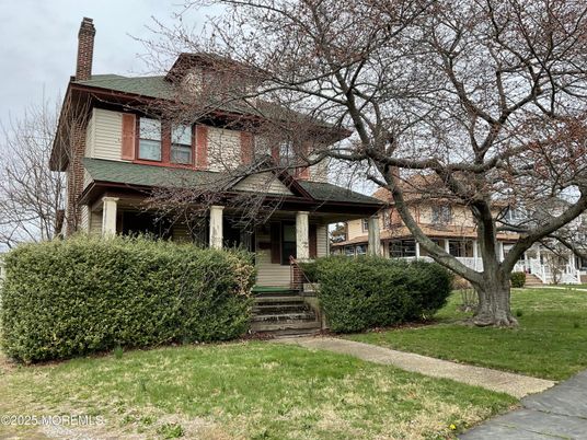 Exterior, Facade, American Foursquare