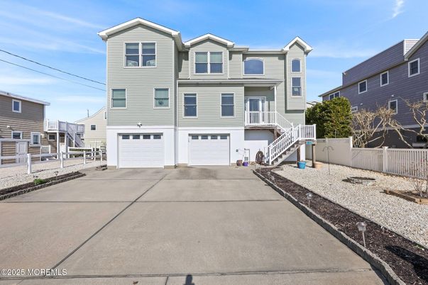 Attached, Exterior, Facade, Rowhouse